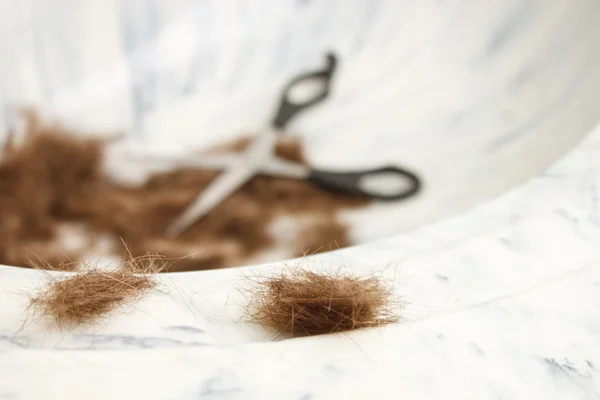 Tesoura de cabelo no dissipador DOF — Fotografia de Stock