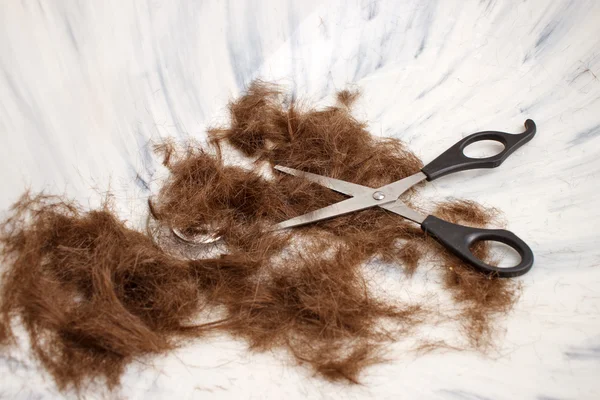 Tesoura de cabelo no dissipador — Fotografia de Stock