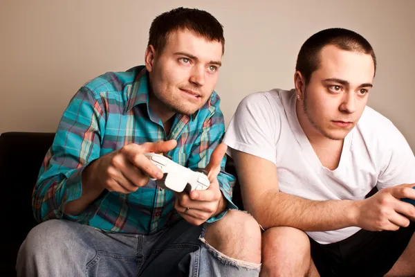 Dois caras jogando VG Concentrado — Fotografia de Stock