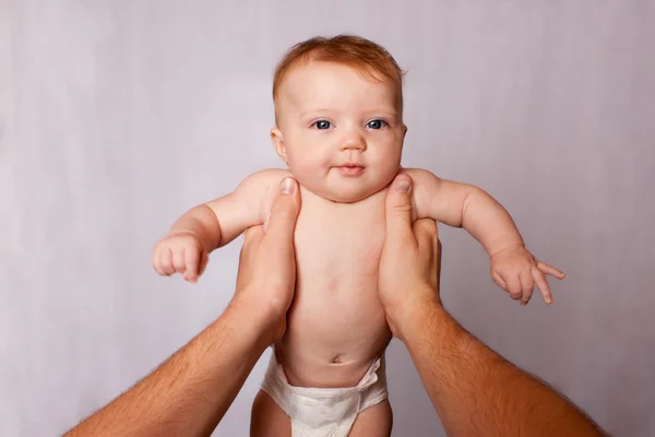 Vauvaa pidetään — kuvapankkivalokuva