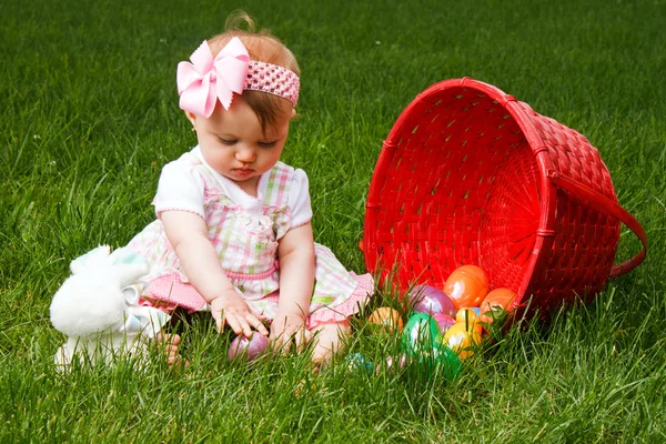 Pascua bebé derrame jugar Fotos De Stock Sin Royalties Gratis