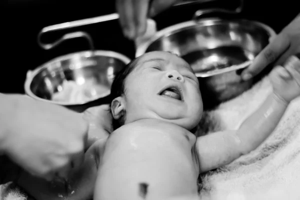 Spädbarn bad — Stockfoto