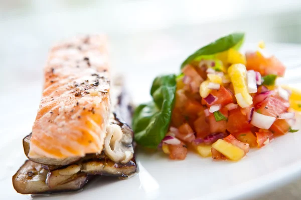 Baked salmon with salsa and aubergine — Stock Photo, Image