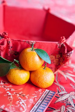 Mandarin portakal ile Çin yeni yılı para paket