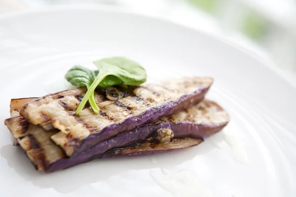Eenvoudige gegrilde aubergine met olijfolie en verse spinazie — Stockfoto