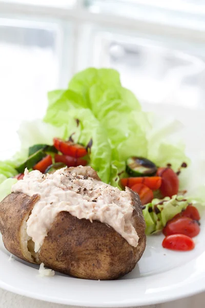Картошка с тунцом и свежим салатом — стоковое фото