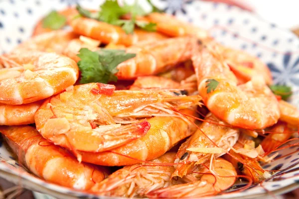 Fresh tiger prawns in garlic and chili with coriander — Stock Photo, Image