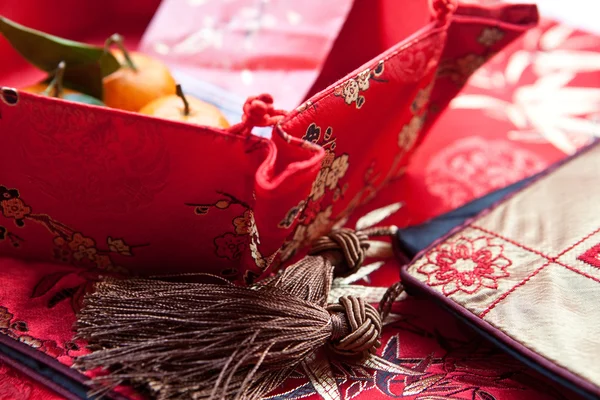 Мандаринские апельсины с китайским пакетом новогодних денег — стоковое фото