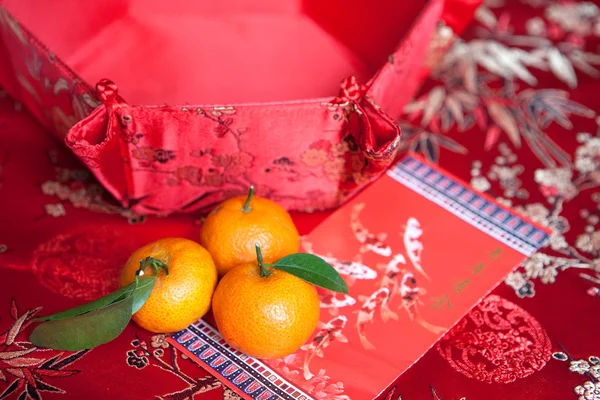 중국 새 해 돈 패킷으로 만다린 오렌지 — 스톡 사진