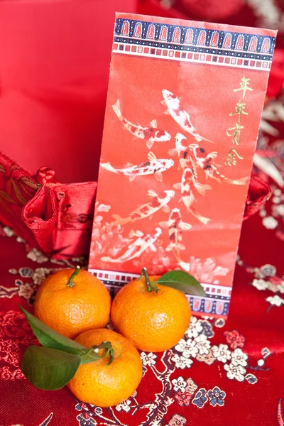 Мандарин апельсини з китайського нового року пакет гроші — стокове фото