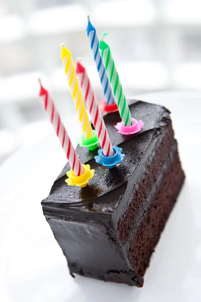 Fudge czekolady pyszne ciasto ze świecami — Zdjęcie stockowe