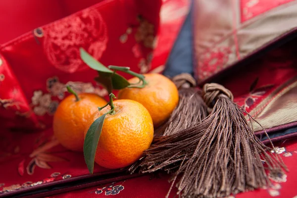 Oranges mandarines avec paquet d'argent Nouvel An chinois — Photo