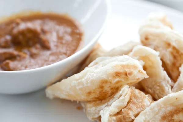 Malaysian crispy bread served with chicken curry — Stock Photo, Image