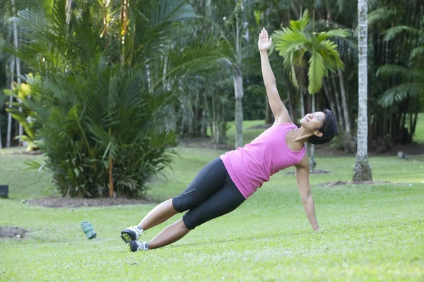 Mulher ativa fazendo exercício de alongamento — Fotografia de Stock