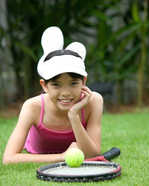 Chica joven con raqueta de tenis —  Fotos de Stock
