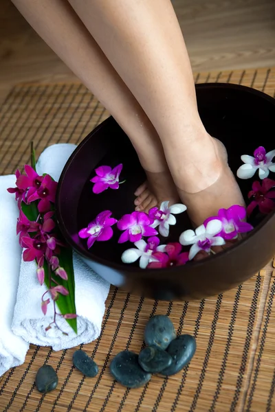 Vrouwelijke voeten in voet spa — Stockfoto