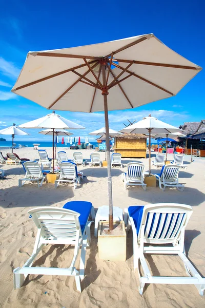 Parasols and sun decks by the beach — Stock Photo, Image