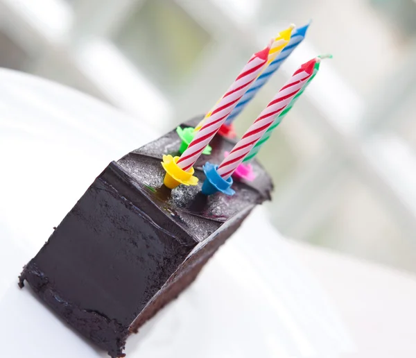 Вкусный шоколадный торт со свечами Лицензионные Стоковые Изображения