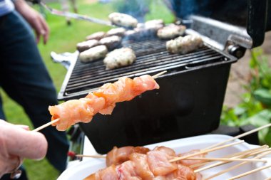 Barbekü için açık bir ızgara hamburger eti köftesi