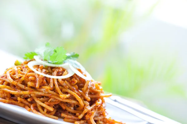 Delicious stir fried noodles Asian style — Stock Photo, Image