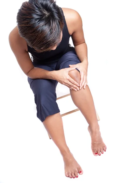 Mulher sofrendo de dor de espuma no joelho — Fotografia de Stock