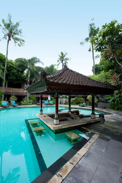 Beautiful outdoor swimming pool — Stock Photo, Image