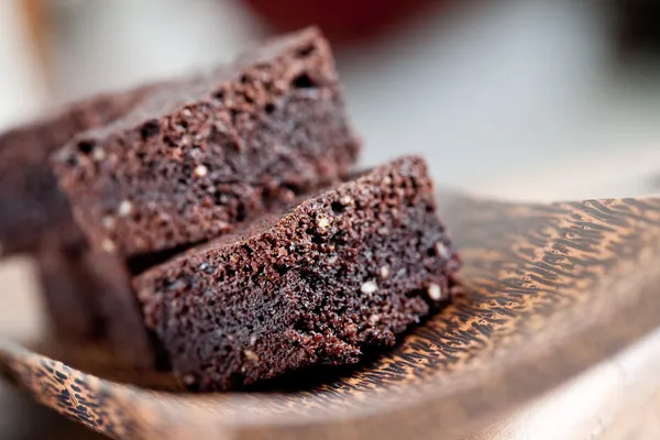 Placa de deliciosos brownies de chocolate en rodajas . — Foto de Stock