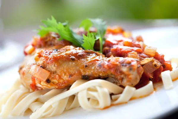 Italiaanse kip cacciatore geserveerd met pasta — Stockfoto