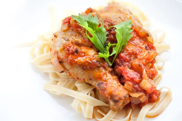 Italiaanse kip cacciatore geserveerd met pasta — Stockfoto
