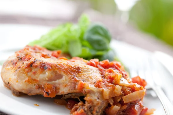 Italiensk kyckling cacciatore serveras med pasta — Stockfoto