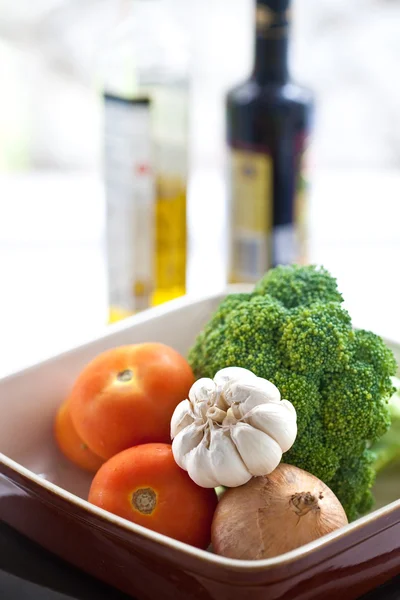 Rajčata a čerstvá zelenina připravená k vaření — Stock fotografie