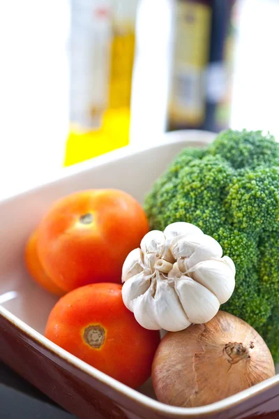 Paradicsomot és a friss zöldségek kész főzés — Stock Fotó