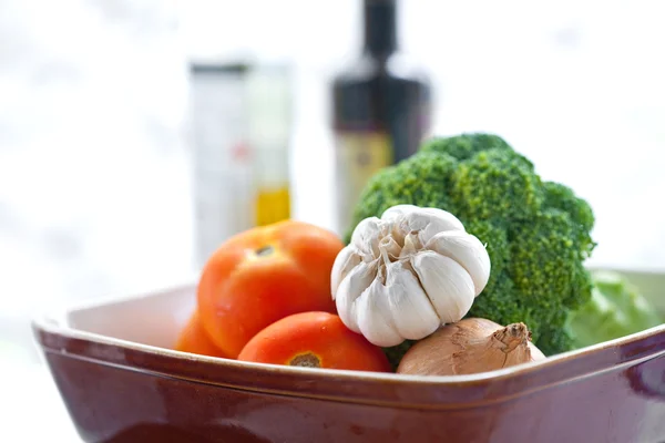 Tomates e legumes frescos prontos para cozinhar — Fotografia de Stock
