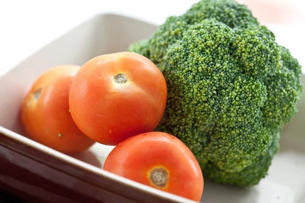 Tomates y verduras frescas listos para cocinar — Foto de Stock
