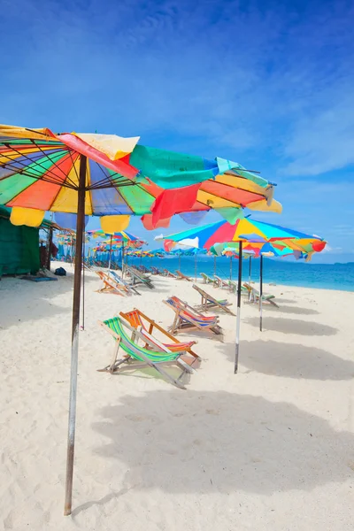 Colorful sun parasols and sundeck chairs on beautiful white sandy beach — Stock Photo, Image