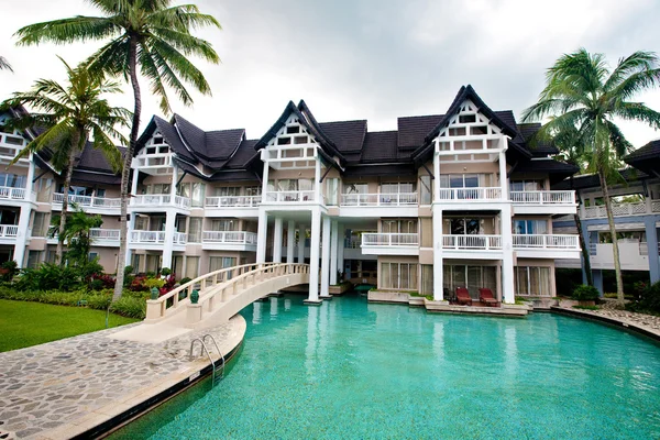 Piscina en recinto de tropical resort hotel. — Stockfoto