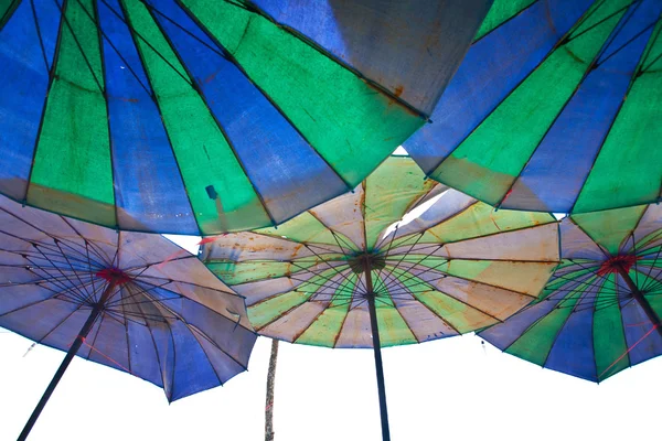 Kleurrijke parasols op een tropisch eiland strand. — Stockfoto