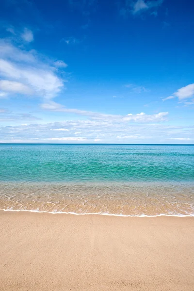 Gyönyörű homokos strandtól, nyugodt víz ellen kék ég. — Stock Fotó