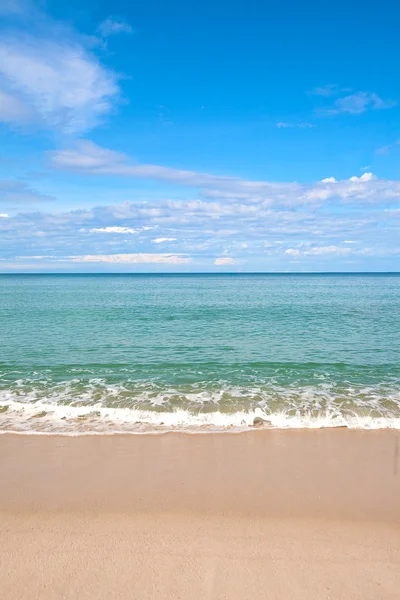 Praia de areia com água calma — Fotografia de Stock