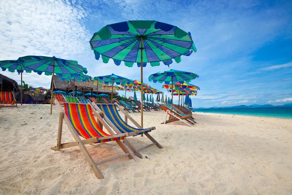Sombrillas coloridas en una playa de isla tropical . —  Fotos de Stock