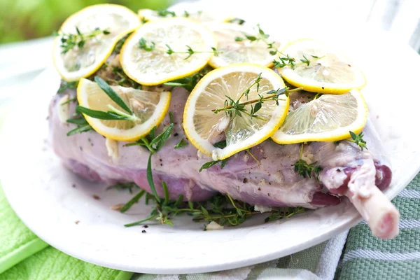 Gamba di agnello con rosmarino, aglio e limone pronta per il forno — Foto Stock