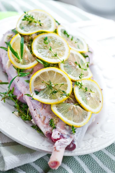Perna de cordeiro com alecrim, alho e limão pronto para o forno — Fotografia de Stock