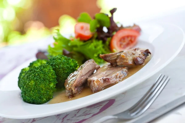 육즙 스프 요 브로콜리 샐러드와 구운 양고기 — 스톡 사진