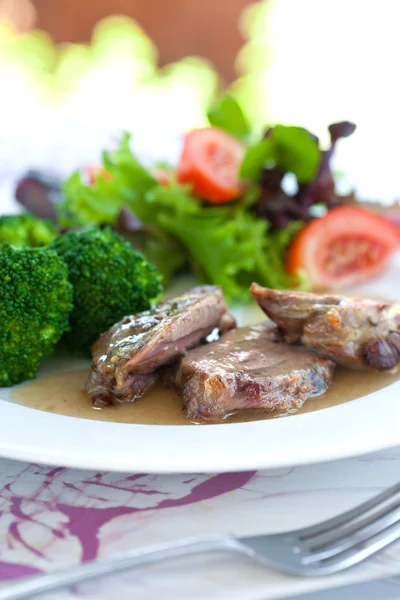 육즙 스프 요 브로콜리 샐러드와 구운 양고기 — 스톡 사진