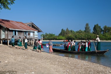 west coast Myanmar Deltası bölgesinde çok sayıda nehirleri nedeniyle yer almak için her gün nehirlerdeki çapraz