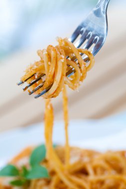 Domates soslu ve fesleğenli spagetti