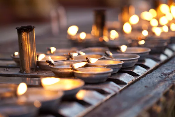 stock image Oil lamps line the prayer wall