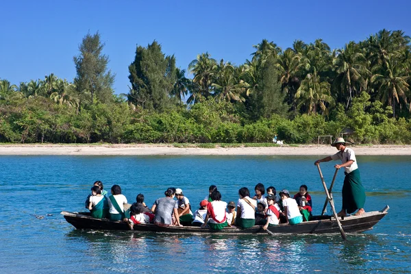 River boat crossing ferrying school children and villages from one village to another, February 1st 2010 — Stock Photo, Image