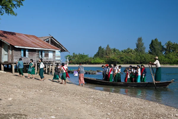 Cruzan los ríos diariamente en la costa oeste de Myanmar para llegar a su lugar debido a numerosos ríos en la región del delta — Foto de Stock