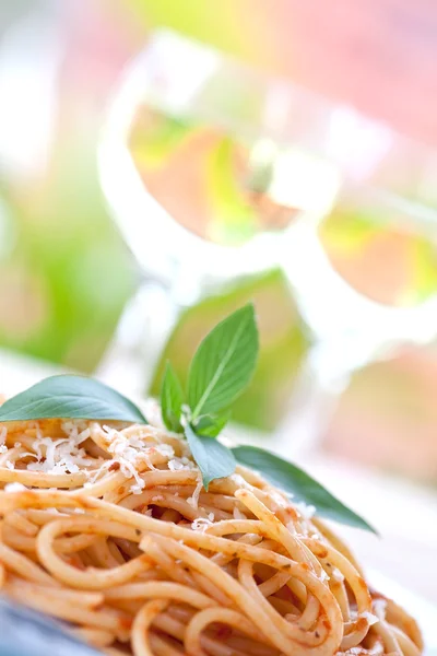 Spaghetti z sosem pomidorowym i bazylią — Zdjęcie stockowe